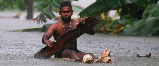 Sri[-]Lanka:[-]Lũ[-]lụt[-]lịch[-]sử,[-]người[-]d&acirc;n[-]sơ[-]t&aacute;n[-]tr&ecirc;n[-]xe[-]bọc[-]th&eacute;p